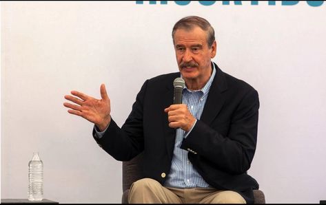 Tatiana Clouthier y Vicente Fox se enfrentan en Twitter Vicente Fox, Single Breasted, Men's Blazer, Suit Jacket, Fox, Blazer, Twitter