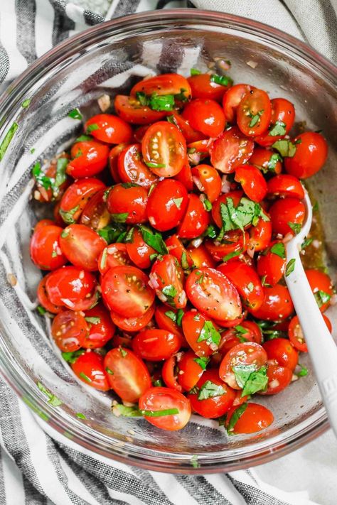 Best Summer Tomato Salad - Tomato Salad Recipe Grape Tomato Salad, Tomato Salad Dressing, Balsamic Vinegar Dressing, Salad With Balsamic Dressing, Cherry Tomato Salad, Potluck Side Dishes, Tomato Salad Recipes, Resep Salad, Vinegar Dressing