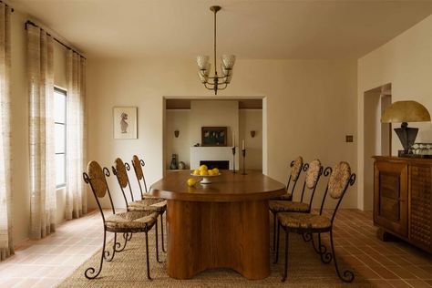 California Spanish Modern Spanish Dining Room, Dining Room Spanish, Spanish Dining Room, Home With Character, Mid Century Dining Room, Spanish Architecture, Vogue Living, Los Angeles Homes, Oak Table