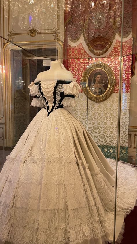 Vienna Ball Gown, Vienna Ball, Vienna Opera House, Pines Family, Summer Outfit Guide, Alison Argent, Debutante Ball, Lolita Outfits, Old Dresses