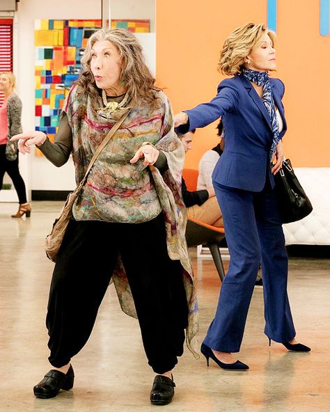 Grace And Frankie Grace And Frankie Frankie Outfits, Grace Outfits From Grace And Frankie, Frankie And Grace Clothes, Frankie Grace And Frankie, Grace And Frankie Wallpaper, Grace And Frankie Aesthetic, Frankie From Grace And Frankie, Grace And Frankie Wardrobe, Frankie Clothing