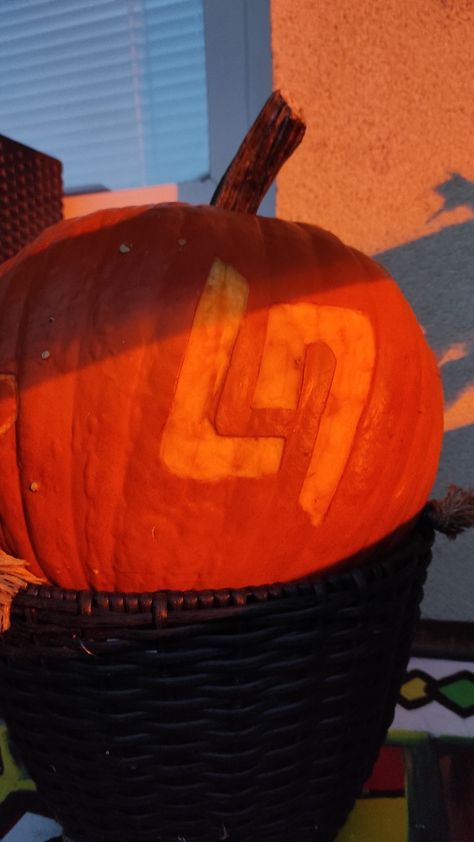 F1 Pumpkin Carving Ideas, Formula 1 Pumpkin Carving, F1 Pumpkin Carving, F1 Pumpkin, Pumkin Designs, Pumpkin Carving Tools, Pumpkin Cravings, Cute Pumpkin Carving, Pumkin Carving