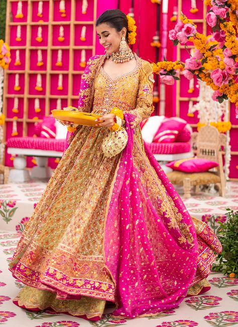 Farah Talib Aziz Mehndi, Yellow And Pink Mehndi Outfit, Gaye Holud Outfit, Farah Talib Aziz Formal, Haldi Design, Mendhi Dress, Mayoon Dresses, Yellow Kiwi, Jewellery For Haldi