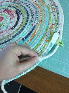 Rag Rug Diy, Homemade Rugs, Rag Rug Tutorial, Rope Rug, Braided Rug Diy, Braided Rag Rugs, Crochet Rag Rug, Coiled Fabric Basket, Rug Loom