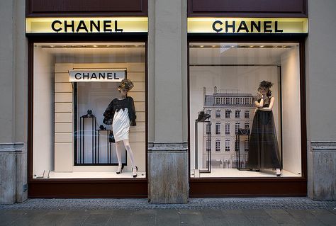 Chanel window display in Munich Teen Wall, Gallery Interior, Visual Merchandiser, Pizza Shop, Store Window Displays, Window Display Design, Retail Inspiration, Retail Windows, Chanel Store