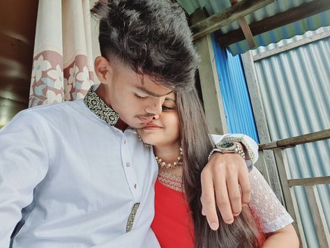 Bengali Couple Pic #saree #Punjabi Bengali Love Couple Pic, Bengali Couples Photography, Aesthetic Thumbnail, Bengali Couple, Amritha Aiyer, Attitude Pic, Aashiqui 2, Bengali Song, Beautiful Profile Pictures