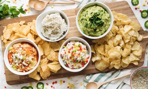 Ideas para organizar (la mejor) cena con amigos en casa: salsas para dippear #planperfecto #cenatemática Ideas Cenas, Munchies Chips, Salty Dog Cocktail, Best Party Snacks, Dog Cocktail, Sauce Cheddar, Party Dip Recipes, Favorite Dips, Party Dips