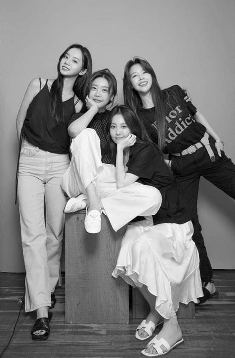 Group Photo Poses, Group Picture Poses, Friendship Photos, Friendship Photoshoot, Group Photography Poses, Devon Aoki, Sisters Photoshoot, Studio Poses, Studio Photography Poses