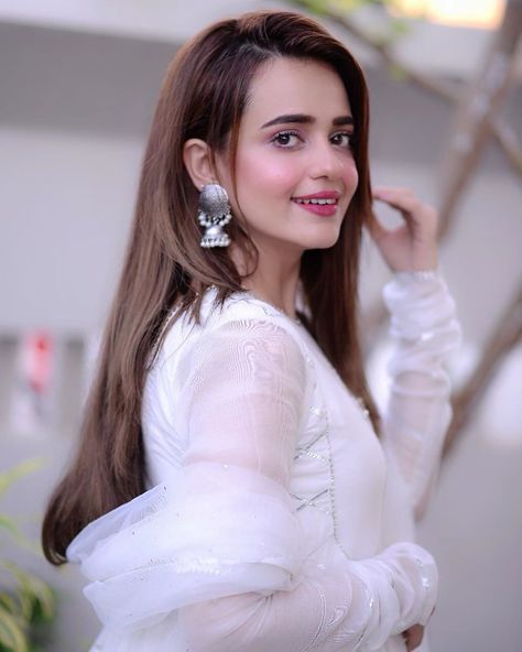 Sumbal Iqbal, Curly Hair Designs, Cute White Dress, Girls White Dress, Pakistan Fashion, Free Tips, Pakistani Dress Design, Famous Models, Pakistani Actress