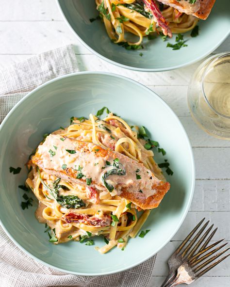 One-Pot Creamy Salmon Pasta Salmon Ricotta Pasta, Fish Dinner Aesthetic, Salmon Mac And Cheese, Pasta Con Salmon, Salmon And Pasta, Recipes For Pasta, Pasta Salmon, Pasta Fish, Salmon Noodles