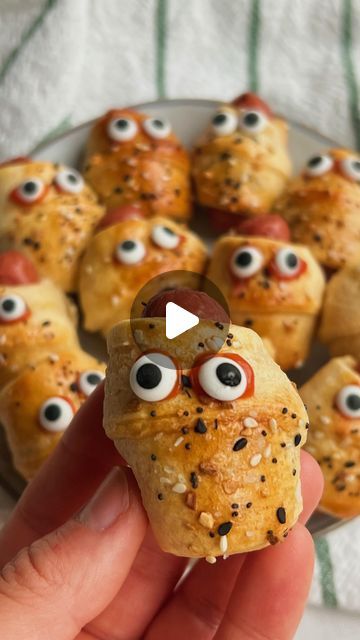 Brooke Carson on Instagram: "MUMMIES IN A BLANKET 👻 How CUTE is this spooky spin on pigs in a blanket!? 🎃 The perfect Halloween app to make for a party, for your kids or even if you’re just hanging at home passing out candy to trick or treaters for the night! 👏🏼 INGREDIENTS: - 1, 12oz package mini hot dogs - 1 can crescent roll dough sheet - 1 egg - 3 tbsp everything but the bagel seasoning - Candy eyes (I got mine from Target!) - Ketchup and mustard for dipping DIRECTIONS: 1. Preheat oven to 350, line a large baking sheet with foil and spray well with oil 2. Roll out the sheet of crescent roll dough, cut in half and then cut again into about 26 smaller pieces (you can gauge this off your number of mini hot dogs) 3. Wrap each mini hot dog with a small piece of crescent dough, placing s Pigs In Blanket Halloween, Mini Mummy Pigs In A Blanket, Hot Dog Halloween Food, Ghost Pigs In A Blanket, Hot Dogs Crescent Rolls Recipes, Mummy Mini Hotdogs, Mummies In A Blanket, Halloween Bagels, Mummy Pigs In A Blanket