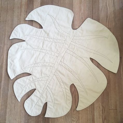 Giant Leaf Blanket, Monstera Leaf Quilt, Leaf Pillow Diy, Monstera Leaf Sewing Pattern, Leaf Blanket Pattern, Leaf Blanket Diy, Leaf Pillow Sewing Pattern, Leaf Pillow Pattern, Monstera Blanket