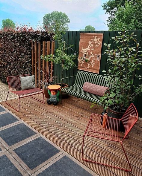 Outdoor Furniture Small Patio, Colourful Outdoor Area, Thrifted Patio, Urban Patio, Townhouse Garden, Garden Nook, Small Courtyard Gardens, Diy Home Decor Ideas, Backyard Inspiration