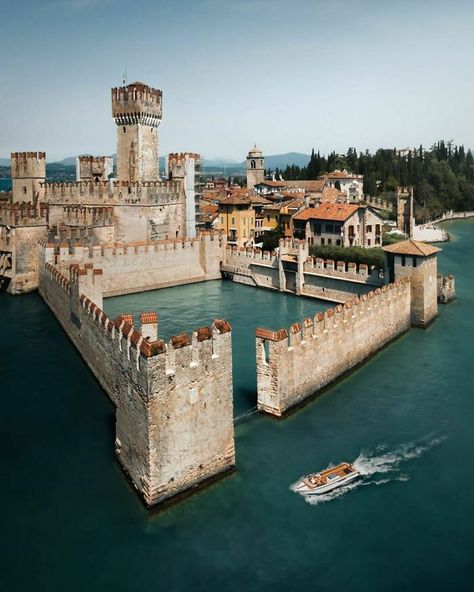 Scaligero Castle, Castle Italy, Bojnice Castle, Hohenzollern Castle, Filmy Vintage, Medieval Castles, Neuschwanstein Castle, Lake Garda, Beautiful Castles