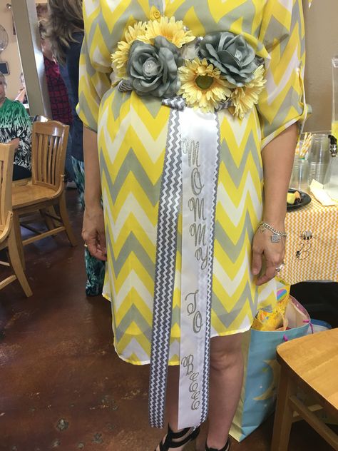 Made a belly sash for my cousin's Bumblebee Baby Shower :) Silk Flower Crown, Showers Ideas, Bee Family, Mommy To Bee, Bumble Bee Baby Shower, Shower Stuff, Bee Baby, Bee Baby Shower, Reveal Ideas