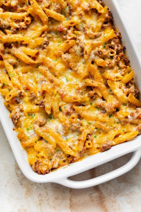 This is the best ground beef casserole recipe! You can either use pasta or noodles. It's easy to adapt based on what you've got in your fridge, freezer, or pantry. Cornbread Mexican, Hamburger Dinner Ideas, Comforting Casseroles, Dinner Sunday, Cornbread Recipes, Pasta Casserole Recipes, Resep Pasta, Ground Beef Casserole Recipes, Ground Beef Pasta