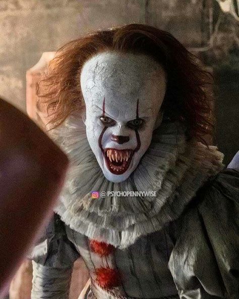 Stephen King's IT on Instagram: “I love how Pennywise’s hair changes throughout the movie 💁❤🎈 . Tags: #pennywise #it2 #pennywisethedancingclown #mtv #mtvcribs #cribs…” Demonic Clown, Creepy Doll Makeup, Evil Clown, Clown Horror, Pennywise The Clown, Pennywise The Dancing Clown, Jay Ryan, Halloween Makeup Scary, Bill Skarsgard