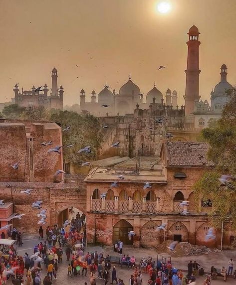 Walled City Lahore, Pakistani Architecture, Badshahi Masjid, Lahore Fort, Pakistan Culture, Pakistani Culture, Country Aesthetic, Pakistan Travel, Mosque Art