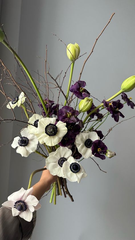 Hellebores Bouquet, Moody Floral Arrangements, Winter Flower Bouquet, Dark Bouquet, Vertical Garden Plants, Winter Wedding Bouquet, Ikebana Flower Arrangement, Halloween Flowers, Cymbidium Orchids