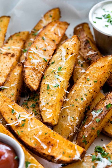 Baked potato wedges are easy to make at home! Just toss the spuds in olive oil so they crisp up nicely in the oven and sprinkle with Parmesan cheese. #potatowedges #bakedpotatoes #sidedish Oven Wedges, Baked Potato Wedges, Roasted Potato Wedges, Potato Wedges Recipe, Cheese Potato, Potato Wedges Baked, Wedges Recipe, Sweet Potato Wedges, Potato Sides