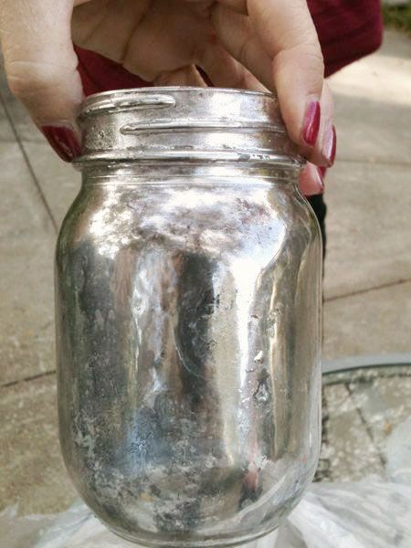 Create the Tarnished Silver/Mercury Glass Look With Spray Paint, Water and Vinegar! Super pretty and oh the Vidros Decorados Ideas, Do It Yourself Quotes, The Tarnished, Mercury Glass Diy, Paint Water, Tarnished Silver, Deco Floral, Mason Jar Crafts, Vase Design