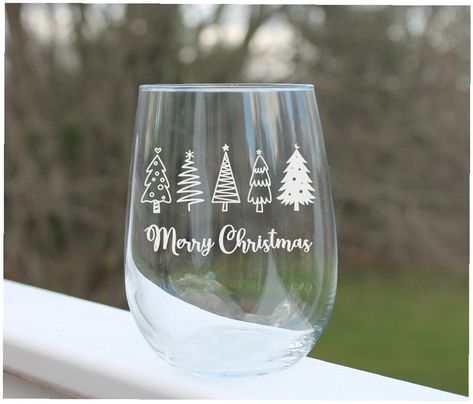 Diy Etched Wine Glasses, Xmas Wine Glass Ideas, Simple Glass Etching Designs, Engraving On Glass Ideas, Christmas Glass Etching Ideas, Christmas Etched Glass Ideas, Wine Glass Etching Ideas, Etched Wine Glass Ideas, Wine Glass Painting Christmas