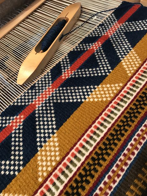 Rug Weaving Loom, Weaving Scarfs, Scandinavian Textiles, Facebook Photo, Weaving Loom Diy, Handwoven Throw, How To Weave, Weaving Loom Projects, Towel Weaving