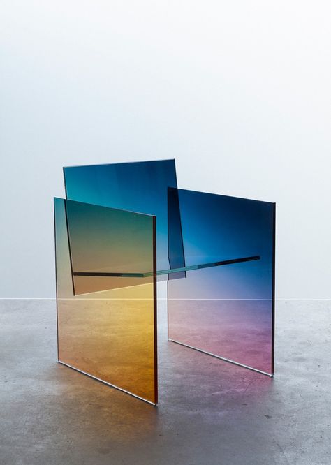 Conçu par le designer letton Germans Ermics, ce fauteuil en verre coloré baptisé Ombré, est inspiré d’une assise du designer japonais Shiro Kuramata. Cette Germans Ermics, Shiro Kuramata, Glass Chair, Milan Furniture, Sculptural Furniture, Colored Mirror, House Makeover, Verre Design, 카페 인테리어 디자인