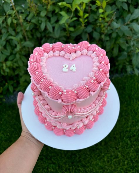 Vintage Heart Cake, Heart Cakes, Dirty Thirty, Heart Cake, Pink Vibes, Cute Desserts, Vintage Cake, Girl Cakes, Vintage Heart