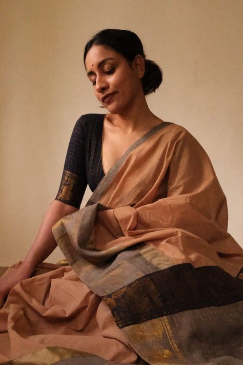 Using the best of two very popular cottons - Mangalgiri and Madurai, this signature patchwork of ours, is regal in disposition. The subtle checks or kattams across the canvas of the body adds to the saree's resplendence while a cohort of Annapakshis march along the border. This collection combines the comfort of cotton Onam Saree, Saree Jackets, Formal Saree, Saree Blouse Styles, Traditional Blouse Designs, Cotton Saree Designs, Saree Poses, Indian Saree Blouse, Indian Saree Blouses Designs