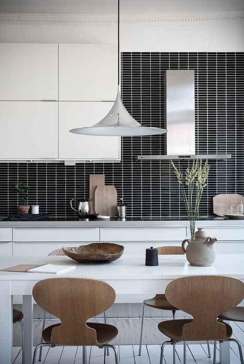 Airy Apartment, Gubi Semi Pendant, Minimal Decoration, Black And White Kitchen, Herringbone Floor, Unique Coffee Table, Dark Walls, Gorgeous Kitchens, Minimal Decor