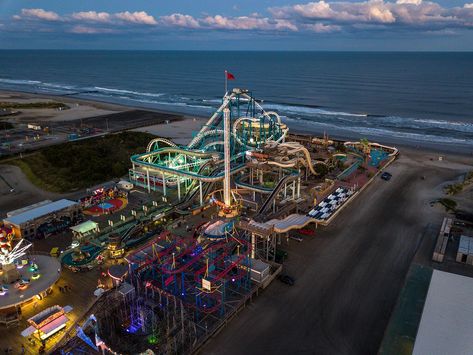 Nj Aesthetic, Wildwood Beach, San Junipero, Abandoned Theme Parks, Dark Beach, Wildwood Nj, American Flag Wallpaper, Amusement Park Rides, Thrill Ride