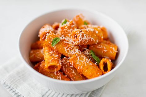 Cheese Rigatoni, Rigatoni Alla Vodka, Vodka Sauce Recipe, Vodka Pasta, Alla Vodka, Cottage Cheese Recipes, Food Network Canada, Vodka Sauce, Creamy Tomato Sauce