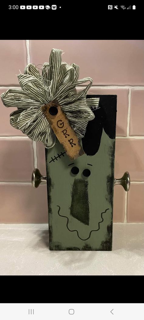 Wood Block Halloween Crafts, Diy Projects Scrap Wood Ideas, Halloween Wood Blocks Crafts, Scrap Wood Halloween Crafts, Primitive Halloween Wood Crafts, Wood Block Fall Crafts, Scrap Wood Pumpkins, Scrap Wood Ideas Diy, Easy Diy Fall Crafts To Sell