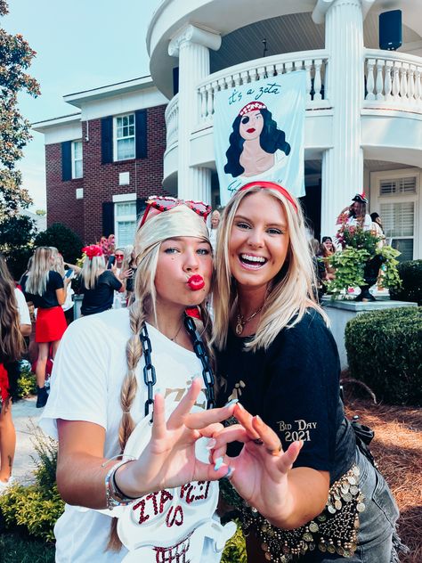 Pirate themed Pirate Theme Bid Day, Pirate Football Theme, Pirate Bid Day, Senior Year Diy, Pirate Banner, Pirates Theme, Sorority Themes, Big Lil, Sorority Bid Day