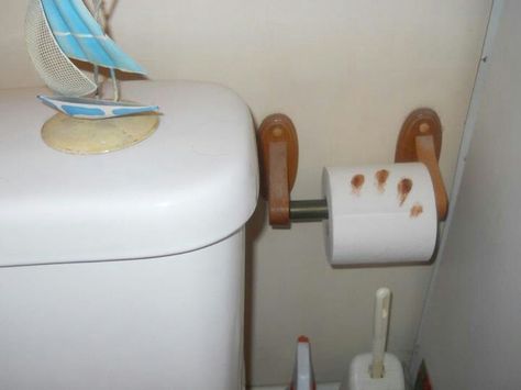 Great April Fool's Joke. Chocolate on the toilet paper roll. To look like poo. Too funny. Toilet Paper Prank, Funny Pranks For Kids, Best April Fools Pranks, Funny April Fools Pranks, April April, April Fool's Prank, Pranks For Kids, New Funny Memes, April Fools Joke