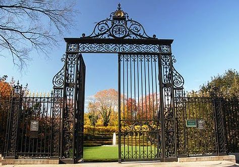 Cornelius Vanderbilt II Residence | 1 West 57th St., New York, NY. The iconic gates were salvaged when the residence was demolished. In 1939, Gertrude Vanderbilt Whitney, donated them to Central Park where they serve as the entrance to the Conservatory Garden. Designed by George B. Post, architect of the Vanderbilt French Renaissance-style mansion, the gates were forged in Paris in 1894 as part of the 10-foot fence surrounding the residence. Glass Conservatory, Vanderbilt Mansions, Central Park Weddings, Conservatory Garden, Work In New York, Central Park Nyc, Scenic Wallpaper, Formal Gardens, Magical Garden