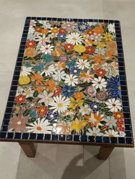 Mosaic Trays Ideas Patterns, Mosaic Tile Table, Mosaic Tables, Mosaic Art Diy, Mosaic Tray, Mosaic Tile Designs, Mosaic Table Top, Tile Table, Mosaic Art Projects