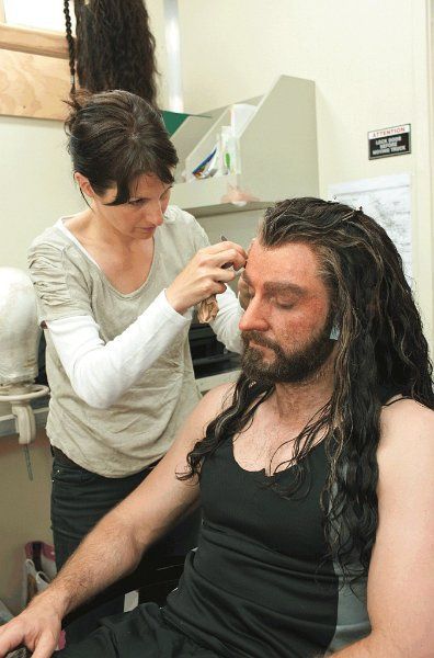 Richard Armitage being transformed into Thorin | Dwarf | Make-up | Costume | The Hobbit (Jackson 2012) Fili And Kili, The Hobbit Movies, Ian Mckellen, Thorin Oakenshield, An Unexpected Journey, Aidan Turner, Jrr Tolkien, Richard Armitage, Gandalf