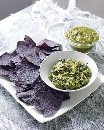 Sinister Salsa Or use red tortilla chips for Green Goblin Guacamole Fast Pasta Recipes, Chips And Guacamole, Blue Corn Chips, Blue Corn Tortillas, Salsa Guacamole, Halloween Menu, Halloween Party Dinner, Halloween Appetizers, Yummy Pasta Recipes