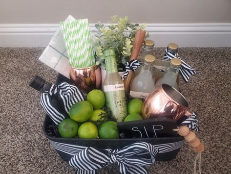 Moscow Mule Basket, Mule Gift Basket, Moscow Mule Gift Basket, Moscow Mule Gift, Benefit Ideas, Auction Gift Basket Ideas, Silent Auction Baskets, Creative Gift Baskets, Auction Basket