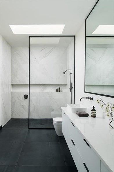 Combinatie zwart, wit en marmer Drømme Bad, Makeover Kamar Mandi, Stone Feature Wall, Bilik Air, Bathroom Shower Design, Bad Inspiration, Wall Niche, Bathroom Design Luxury, Marble Bathroom