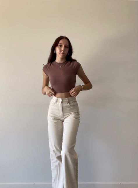 Outfit Ideas With Cream Pants, Cream Flared Jeans Outfit, Cream Beige Outfit, Creamy Pants Outfits, Creme Jeans Outfits, Beige Pants Outfit Women Summer, Casual Cream Jeans, Cream Color Pants Outfit, Crème Outfit