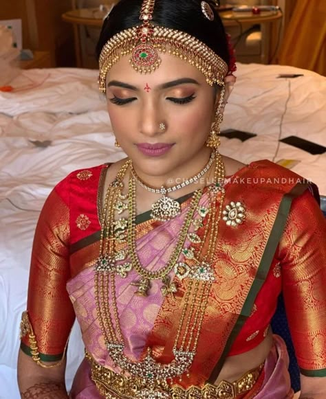 Magnificent South Indian Bridal Matha Patti That We Truly Adore Matha Patti Designs, Chandra Haram, Bridal Matha Patti, Mini Haram, South Indian Makeup, Open Hairstyle, Divine Order, Tikka Designs, Vaddanam Designs