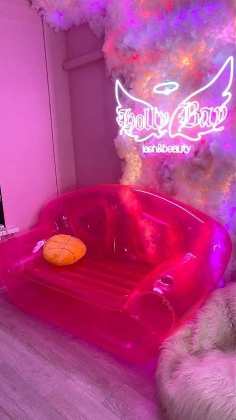 Inflatable Pink Couch, Pink Party Aesthetic Decoration, Y2k Couch, Barbie Themed Room, Studio Rosa, Lash Room Ideas, Inflatable Couch, Inflatable Party Decorations, Inflatable Furniture