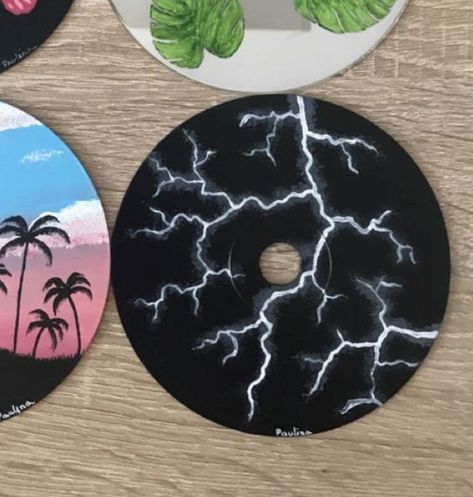 Small Record Painting Ideas, Painting On Disc, Black Cd Painting, Painting Cd Ideas, Cd Painting Aesthetic Vintage, Disc Drawing, Vinyl Painting Ideas, Records Painted, Painted Vinyl Records Wall Art