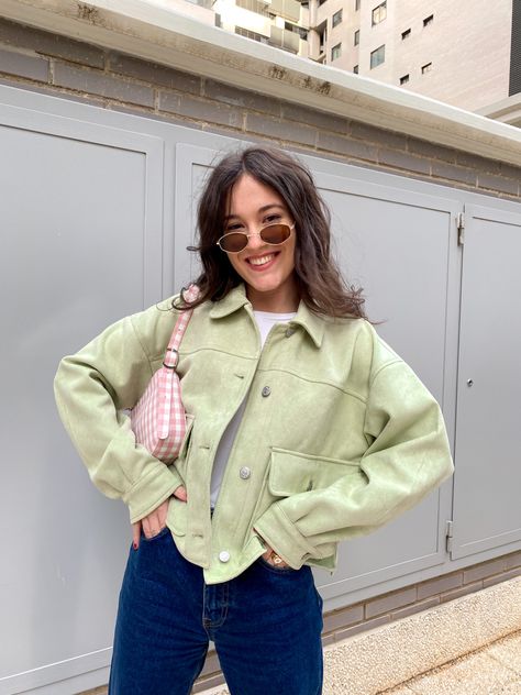 brunette girl with a green jacket, jeans, white tshirt, pink and white bag and sunglasses. Spring aesthetic look sage green aesthetic look Sage And Pink Outfit, Sage Green Jacket Outfit, Green Jacket Outfit Aesthetic, Denim Jacket Outfit Winter, Pink And White Bag, Jacket Outfit Aesthetic, Pink Jeans Outfit, Black Jacket Outfit, Green Jacket Outfit