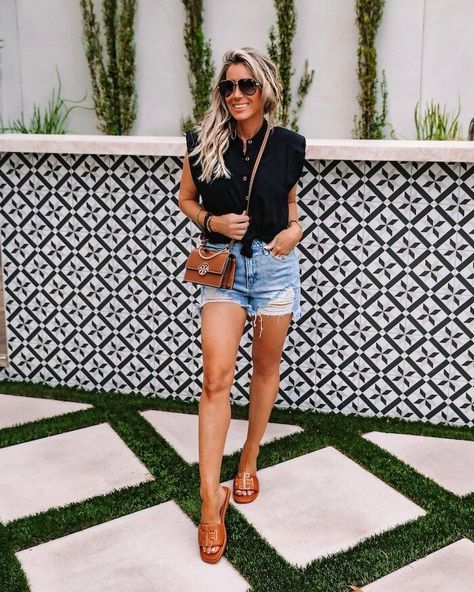 Tory Burch Outfit Ideas, Tory Burch Slides Outfit, Scottsdale Fashion, Tory Burch Slides, Tory Burch Outfits, Tory Burch Outfit, Dressy Jeans, Slides Outfit, Adjustable Dress