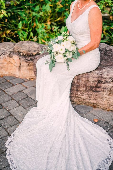 Gorgeous and simply elegant all white wedding bouquet for a classic intimate wedding #flowers #floral #weddingbouquet #wedding #weddingflowers #bouquet #bride #bridalbouquet All White Wedding Bouquet, Bride Attire, Bouquet Bride, All White Wedding, Blush Bridal, Living Museum, White Wedding Bouquets, Flower Inspiration, Wedding Flower Inspiration