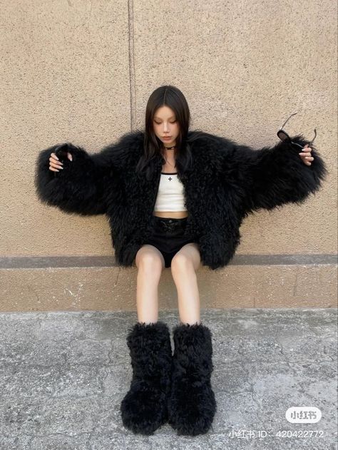 Fur Jacket Outfit Aesthetic, Opiumcore Outfits Winter, Black Fur Coat Outfit, Fur Coat Aesthetic, Fur Jacket Outfit, Black Fur Jacket, Creepy Cute Fashion, Fur Coat Outfit, Outfit Cool